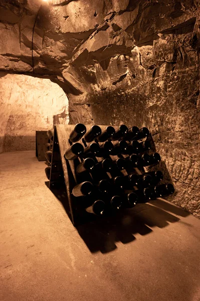 Palackok Állványokon Mély Hosszú Aljzatú Barlangokban Pezsgő Pezsgőt Készítve Chardonnay — Stock Fotó