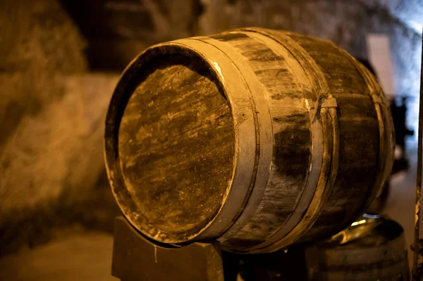 深く長い地下洞窟の中をほこりの多い樽で歩き シャルドネからシャンパンのスパークリングワインとランス シャンパン フランスのピノ ノワールのブドウを作ります — ストック写真