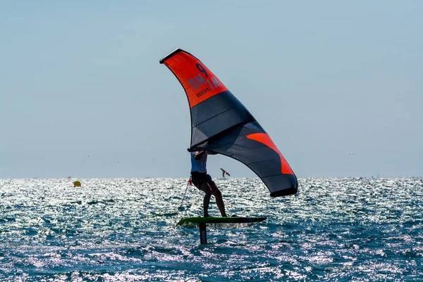 2021年 極端なウォータースポーツ 翼のホイル カイトサーフィン 風のサーフィン フランスの南 トゥーロン近くのアルマニャールビーチで風の強い日 — ストック写真