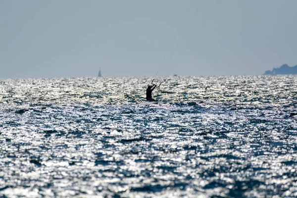 Rok 2021 Sporty Wodne Ekstremalne Folia Skrzydłowa Kitesurfing Windsurfindg Wietrzny — Zdjęcie stockowe