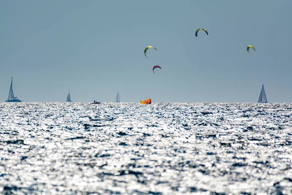 2021年 極端なウォータースポーツ 翼のホイル カイトサーフィン 風のサーフィン フランスの南 トゥーロン近くのアルマニャールビーチで風の強い日 — ストック写真