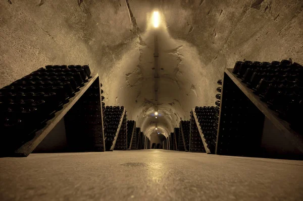 Бутылки Стойках Глубоких Длинных Подземных Пещерах Производящих Шампанское Игристое Вино — стоковое фото
