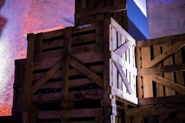 Derin ve uzun yeraltı mağaralarında, raflarda tozlu şişelerle yürür, Chardonnay 'den şampanya ve Reims, Champagne, France' da pinor noir üzümleri yapar.