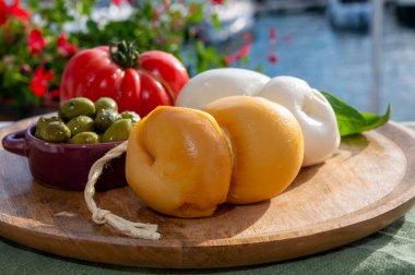 Peynir koleksiyonu, beyaz ve füme İtalyan peyniri scamorza Güney İtalya 'da inek sütünden yapılır açık havada yeşil zeytin ve kırmızı domates ile servis edilir