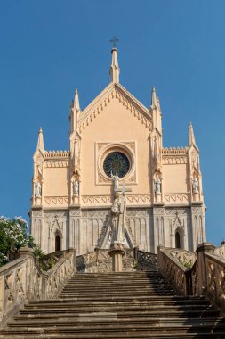 Gaeta 'nın eski kesiminde sabah yürüyüşü, antik İtalyan kenti Latina' da Tyrhenian denizinde