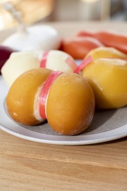 Peynir koleksiyonu, çeşitli İtalyan inek sütü peyniri scamorza İtalyan evleri güneşli bir günde arka planda