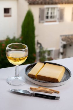 Peynir koleksiyonu, Fransisken-Comte bölgesinde kabuklu inek sütünden yapılan sert Fransız peyniri kontu, yakın mesafeden beyaz şarapla servis ediliyor.