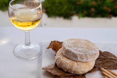 Provence 'ın tadı, keçi peyniri kestane yapraklarına sarılmış ve rafya ile bağlanmış eski küçük keçi peyniri. Tome de Provence beyaz şarapla servis ediliyor.