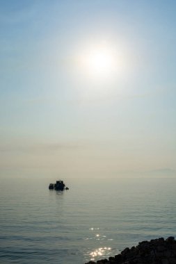 Gaeta 'nın eski kesiminde sabah yürüyüşü, antik İtalyan kenti Latina' da Tyrhenian denizinde