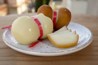 Peynir koleksiyonu, çeşitli İtalyan inek sütü peyniri scamorza İtalyan evleri güneşli bir günde arka planda