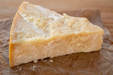 Peynir koleksiyonu, bir parça olgun peynir parmesan peyniri reggiano ve inek sütünden yapılmış İtalyan evleri.