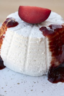 Peynir koleksiyonu, beyaz İtalyan yumuşak peyniri ricotta ev yapımı erik reçeli ve taze olgun erikli tatlı olarak servis edilir.