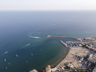 Terracina 'ya, dağlara ve Tyrhenian Denizi koyuna, günbatımında Latina' daki antik İtalyan şehrine hava manzarası