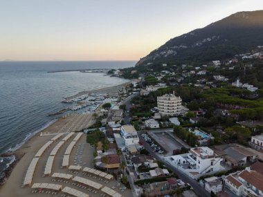 San Felice Circeo 'nun kumlu sahillerinde gün batımında, antik İtalyan şehri Latina' da Tyrhenian Denizi 'nde, turistler yaz tatilinde
