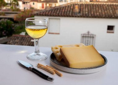 Peynir koleksiyonu, Fransisco-Comte bölgesinde kabuklu inek sütünden yapılan sert Fransız peyniri kontu ve Fransa 'da emmentaler peyniri, beyaz şarapla servis ediliyor.