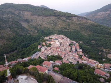 Küçük bir dağ köyü olan Lenola, gündoğumunda havadan bakıldığında, Fondi, Latina, İtalya yakınlarında yer almaktadır.