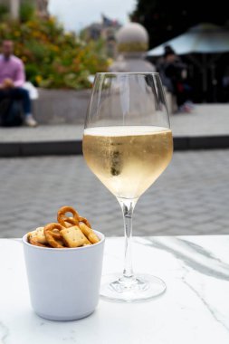 Brut şampanyası içmek sokak kafeteryasında köpüklü şarap şehrin eski merkezi manzaralı Reims, Champagne, France