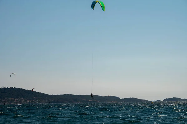Rok 2021 Sporty Wodne Ekstremalne Folia Skrzydłowa Kitesurfing Windsurfindg Wietrzny — Zdjęcie stockowe