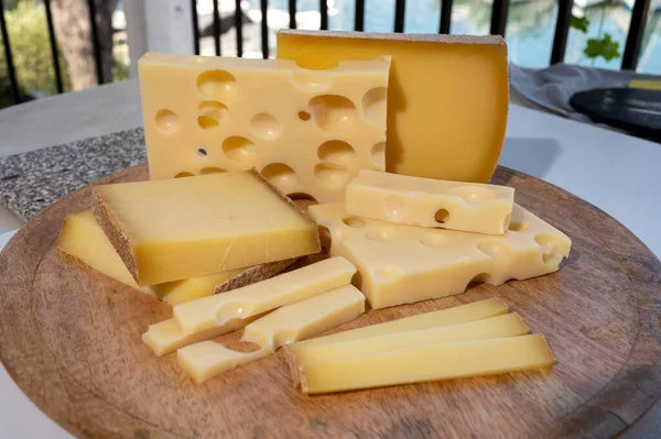 Kaas Collectie Harde Franse Kazen Comte Emmentaler Met Ronde Gaten — Stockfoto