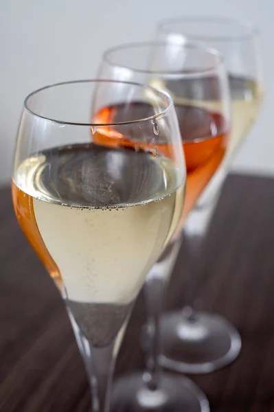 Ochutnávka Bílého Brut Růže Šampaňské Šumivé Víno Flétnových Sklenic — Stock fotografie