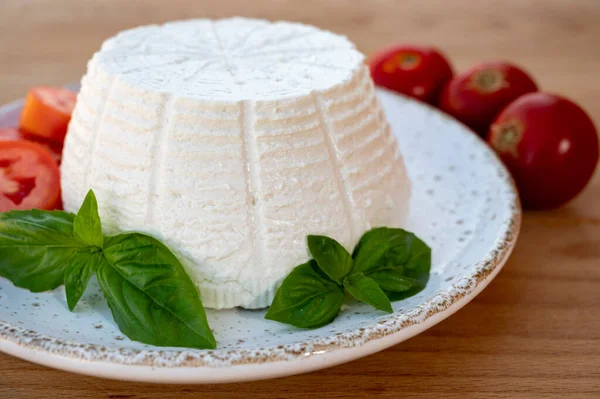 チーズコレクション 白イタリアの柔らかい有機チーズリコッタは 新鮮なトマトとバジルを添えて — ストック写真