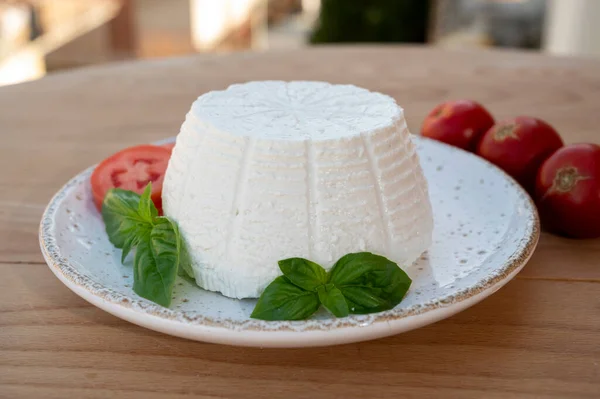 Sbírka Sýrů Bílá Italská Měkká Bio Sýrová Ricotta Podávaná Čerstvými — Stock fotografie