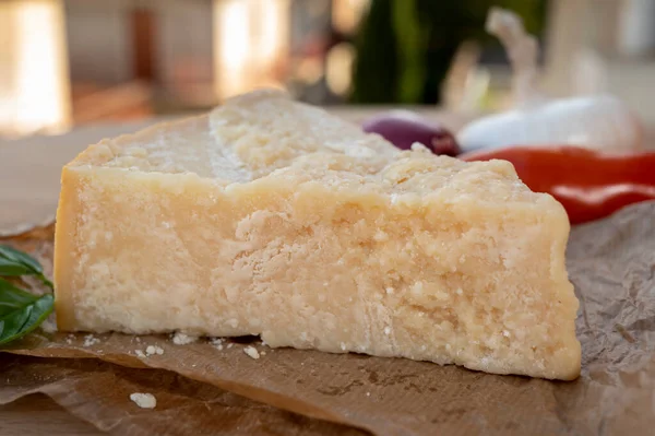 Peynir koleksiyonu, bir parça olgun peynir parmesan peyniri reggiano ve inek sütünden yapılmış İtalyan evleri.