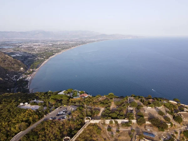 Vista Aérea Sobre Terracina Montanhas Baía Mar Tirreno Antiga Cidade — Fotografia de Stock