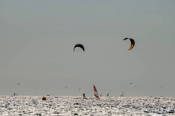 2021年 在法国南部土伦附近的阿尔曼拉海滩上 极限运动水翼 风筝冲浪 风帆冲浪 多风天气 — 图库照片