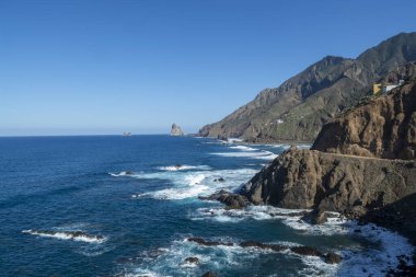 Playa del Roque de las Bodegas 'ın siyah lav kayaları ve mavi Atlantik Okyanusu' nun panoramik manzarası, Tenerife 'nin kuzeyinde, İspanya' nın Kanarya Adaları 'nda, Tanagana köyü yakınlarındaki Anaga milli parkı.