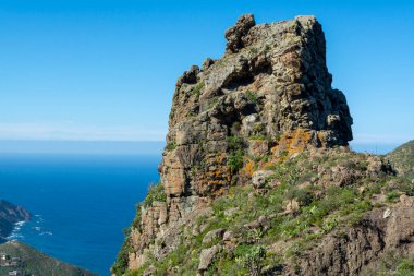 Kışın yeşil dağlar ve mavi Atlantik okyanusu üzerine panoramik manzara, Tenerife 'nin kuzeyi, İspanya, İspanya' nın kuzeyindeki Tanagana köyü yakınlarındaki Anaga milli parkı