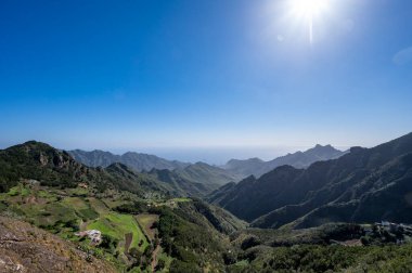 Anaga Ulusal Parkı 'nın yeşil dağlarının panoramik manzarası, Tenerife' nin kuzeyi, Kanarya Adaları, İspanya