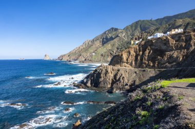 Panoramik manzara Playa del Roque de las Bodegas ve mavi Atlantik Okyanusu, Anaga milli parkı Tenerife 'nin kuzeyinde, Kanarya Adaları, İspanya