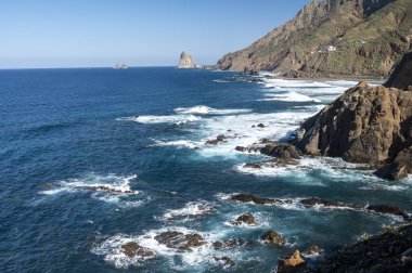 Panoramik manzara Playa del Roque de las Bodegas ve mavi Atlantik Okyanusu, Anaga milli parkı Tenerife 'nin kuzeyinde, Kanarya Adaları, İspanya