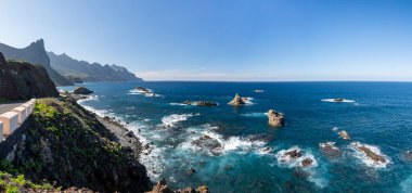 Panoramik manzara Playa del Roque de las Bodegas ve mavi Atlantik Okyanusu, Anaga milli parkı Tenerife 'nin kuzeyinde, Kanarya Adaları, İspanya
