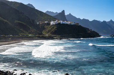 Laya de Almaciga ve mavi Atlantik Okyanusu 'nun lav kayaları üzerindeki panoramik manzara, Tenerife' nin kuzeyinde, İspanya 'nın Kanarya Adaları' nda, Tanagana köyü yakınlarındaki Anaga milli parkı