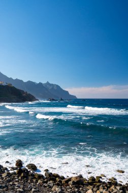 Laya de Almaciga ve mavi Atlantik Okyanusu 'nun lav kayaları üzerindeki panoramik manzara, Tenerife' nin kuzeyinde, İspanya 'nın Kanarya Adaları' nda, Tanagana köyü yakınlarındaki Anaga milli parkı