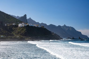 Laya de Almaciga ve mavi Atlantik Okyanusu 'nun lav kayaları üzerindeki panoramik manzara, Tenerife' nin kuzeyinde, İspanya 'nın Kanarya Adaları' nda, Tanagana köyü yakınlarındaki Anaga milli parkı