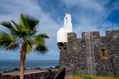 Tenerife, Kanarya Adaları 'ndaki tarihi Garachico kasabasında kışın yürümek