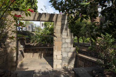 Tenerife, Kanarya Adaları 'ndaki tarihi Garachico kasabasında kışın yürümek