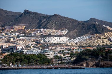 Kışın İspanya 'nın Kanarya Adaları, kışın İspanya kıyı şeridi boyunca yelkenli tekne gezisi sırasında Tenerife adasının güney kıyısındaki tatil beldelerine ve plajlara bakın.