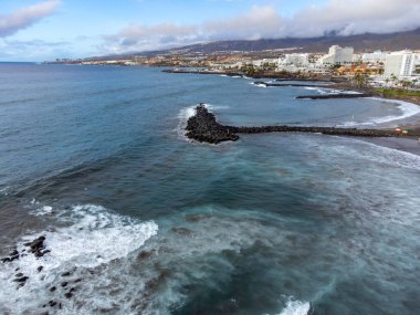 Costa Adeje ve Playa de las Americas yakınlarındaki Tenerife 'nin güneyindeki kumlu plajlar ve kışın İspanya' nın Kanarya Adaları 'ndaki hava manzarası