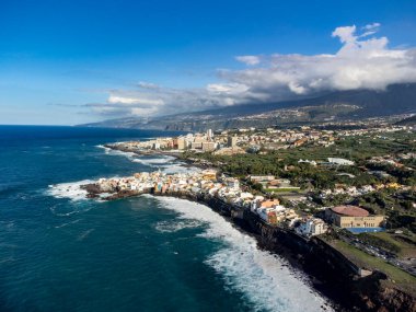 Puerto de la Cruz, Tenerife, Kanarya Adaları yakınlarındaki küçük balıkçı köyünde kara lav kayaları ve Atlantik Okyanusu manzarası