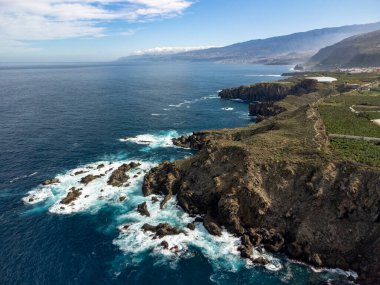 Charco del Viento 'daki hava manzarası siyah lav kayaları ve Tenerife, Kanarya adaları, İspanya' da muz ağacı fidanlığında doğal havuz.