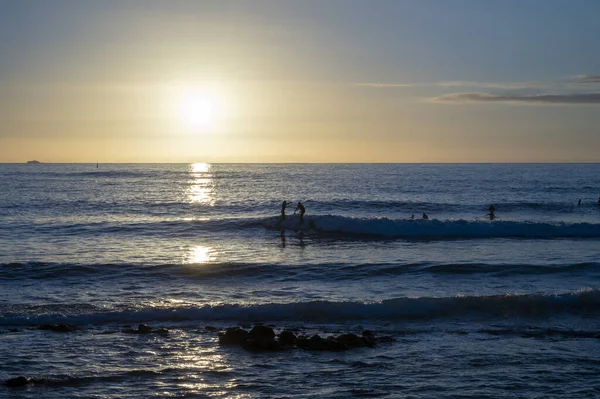 Skupina Surfařů Vlaky Studené Vodě Atlantského Oceánu Při Západu Slunce — Stock fotografie