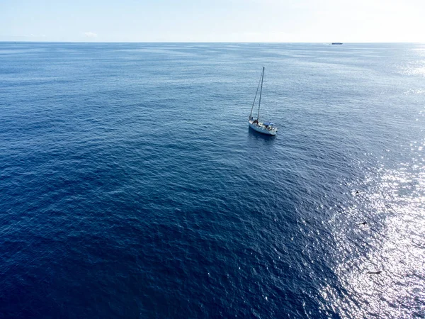 大西洋の濃い青の水と観光客と白い帆船の空中トップビュー Teenerifeボート旅行 — ストック写真
