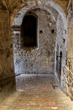 İtalya 'nın Toskana kentindeki Montepulciano Tepesi' nde şarap nobile di Montepulciano 'nun yaşlanması için eski kırmızı şarap fıçılarıyla ortaçağ yeraltı şarap mahzenleri.