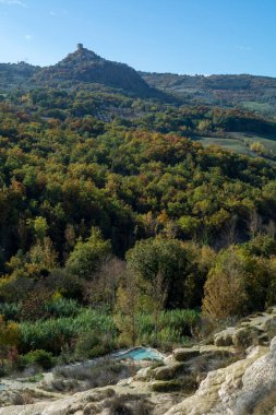 Antik sıcak termal pınarlar ve havuz doğada Dei Mulini, Bagno Vignoni, Tuscany, İtalya sonbaharda
