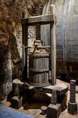 İtalya 'nın Toskana kentindeki Montepulciano Tepesi' nde şarap nobile di Montepulciano 'nun yaşlanması için eski kırmızı şarap fıçılarıyla ortaçağ yeraltı şarap mahzenleri.