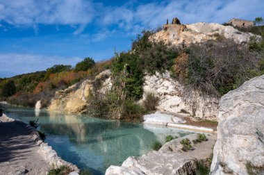 Antik sıcak termal kaynaklar ve mavi havuz sonbaharda İtalya 'da Dei Mulini, Bagno Vignoni, Tuscany, İtalya' da.